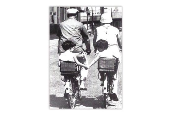 holding-hands-bicycle-greeting-card